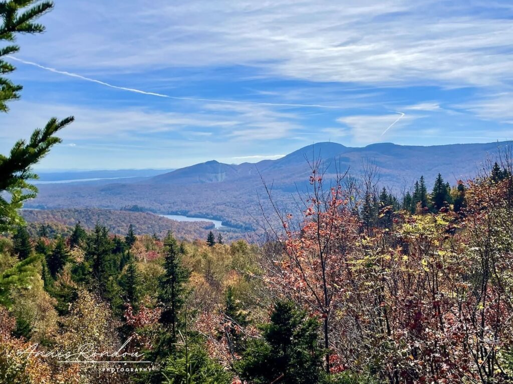 Vue sur le Mont Orford et ses forêt colorées à l'automne