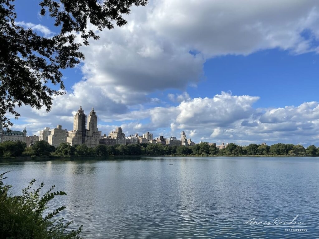 Réservoir d'eau au fond de Central Park avec des bâtiments en arrière plan