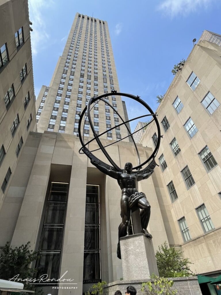 Building du Rockefeller Center avec statue devant à New York