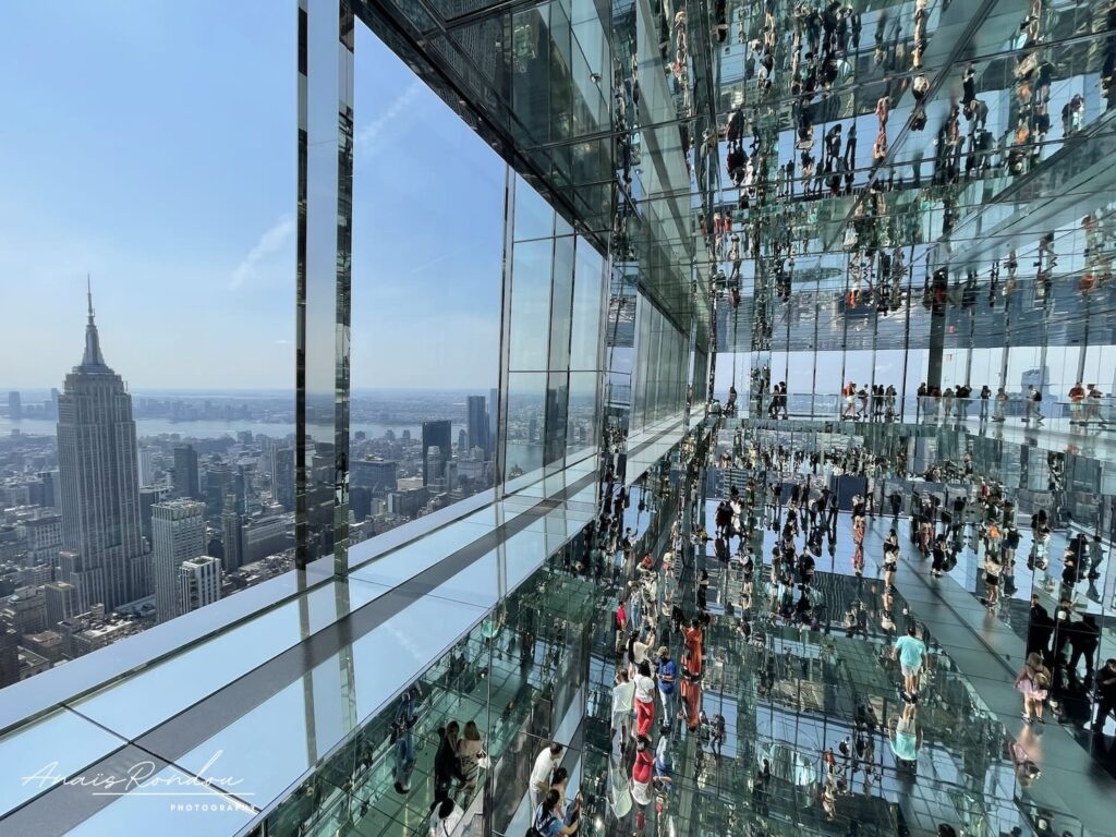 Salle des miroirs au Summit One Vanderbilt à New York avec vue sur l'Empire State Building et la ville