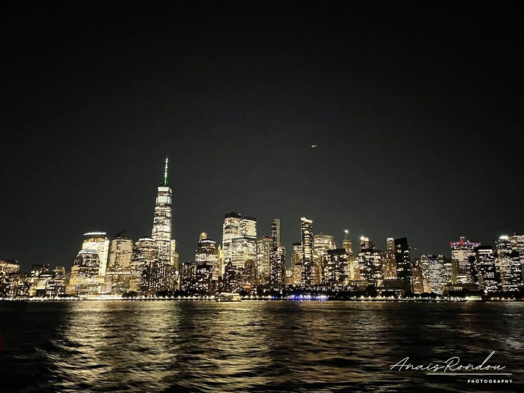 Skyline de New York illuminée en soirée depuis le tour en bateau