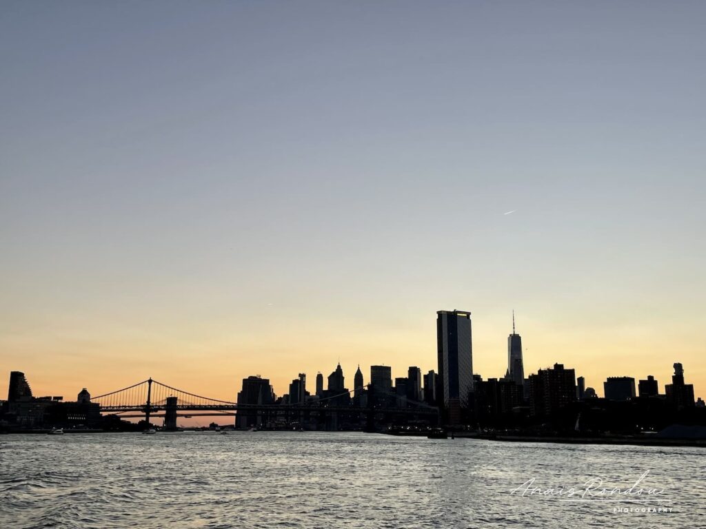 Skyline de New York avec le pont de Brooklyn au coucher de soleil
