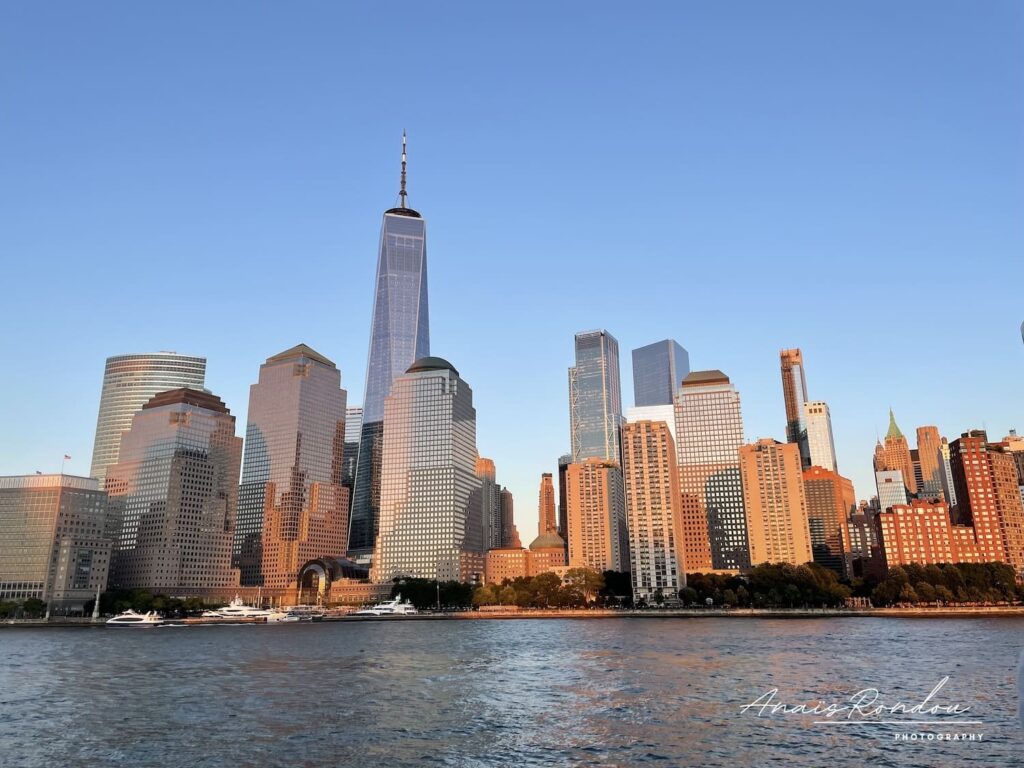 Gratte-ciels de New York sous la lumière du soleil couchant depuis le bateau