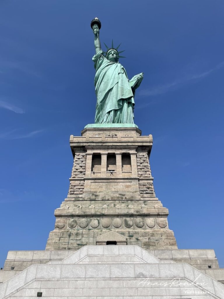 Statue de la Liberté Visite de la statue de la Liberté sous un ciel entièrement bleu