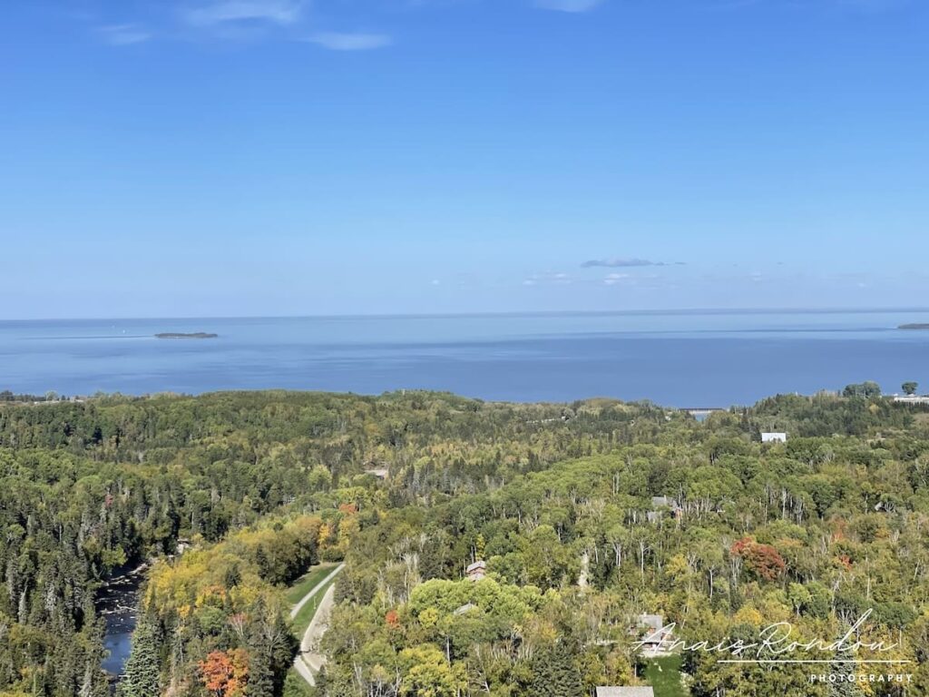 Vue sur le lac Saint-Jean et la forêt depuis le sommet du funiculaire de Val-Jalbert