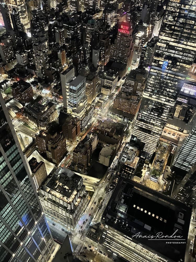 Vue du haut sur la ville de New York illuminée la nuit depuis The Edge