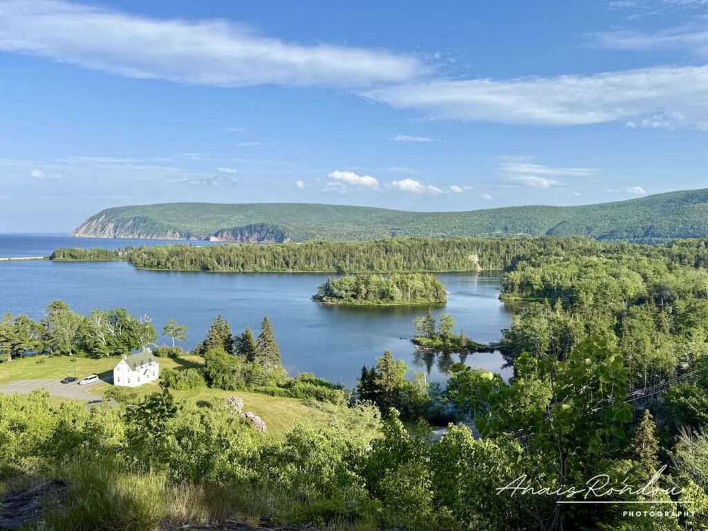 Vue sur le lac Freshwater et les forêts et montagnes environnantes à Ingonish