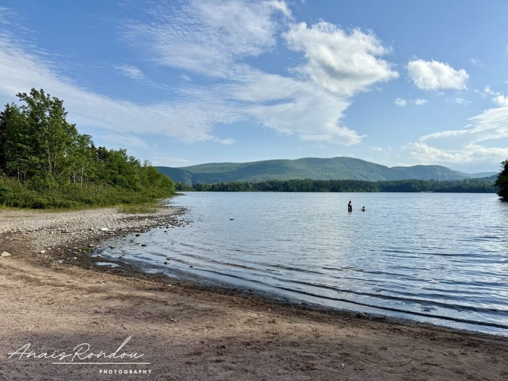 Lac Freshwater à Ingonish avec les montagnes en arrière plan
