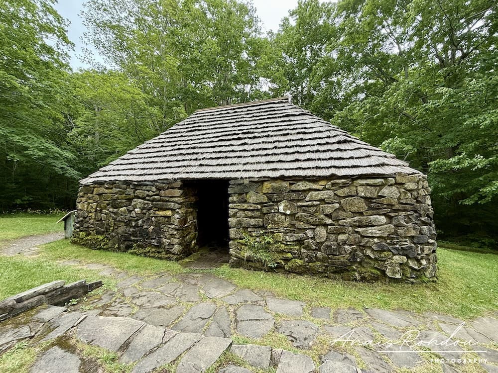 Maison de pierres au milieu des arbres sur le sentier Lone Shieling au parc des Hautes-Terres-du-Cap-Breton