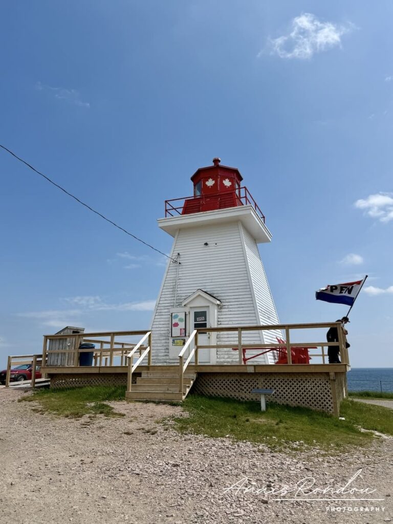 Phare rouge et blanc de Neil's Harbour aux Hautes-Terres-du-Cap-Breton