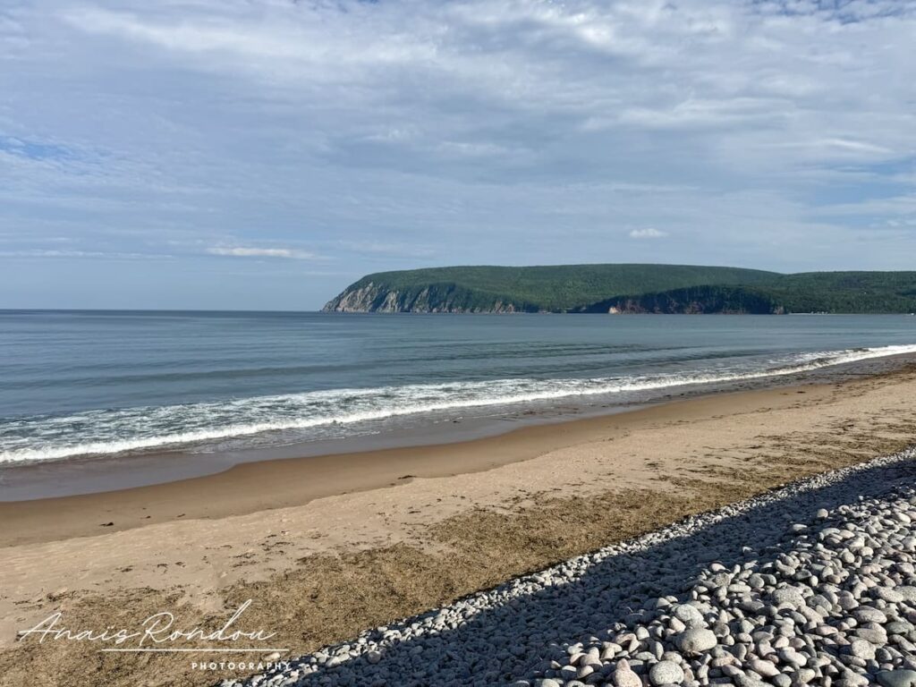 Plage d'Ingonish sur l'île du Cap-Breton au Canada Plage d'Ingonish avec sable et galets sur l'île du Cap-Breton au Canada