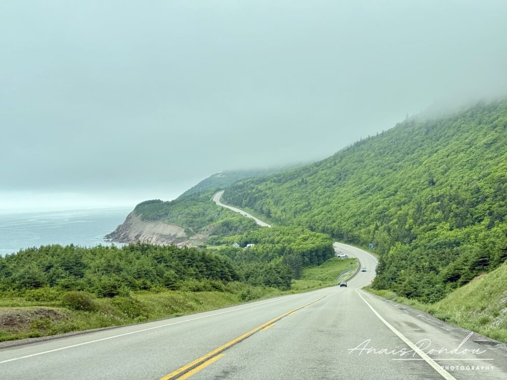 Route panoramique Cabot Trail au Hautes-Terres-du-Cap-Breton sous les nuages