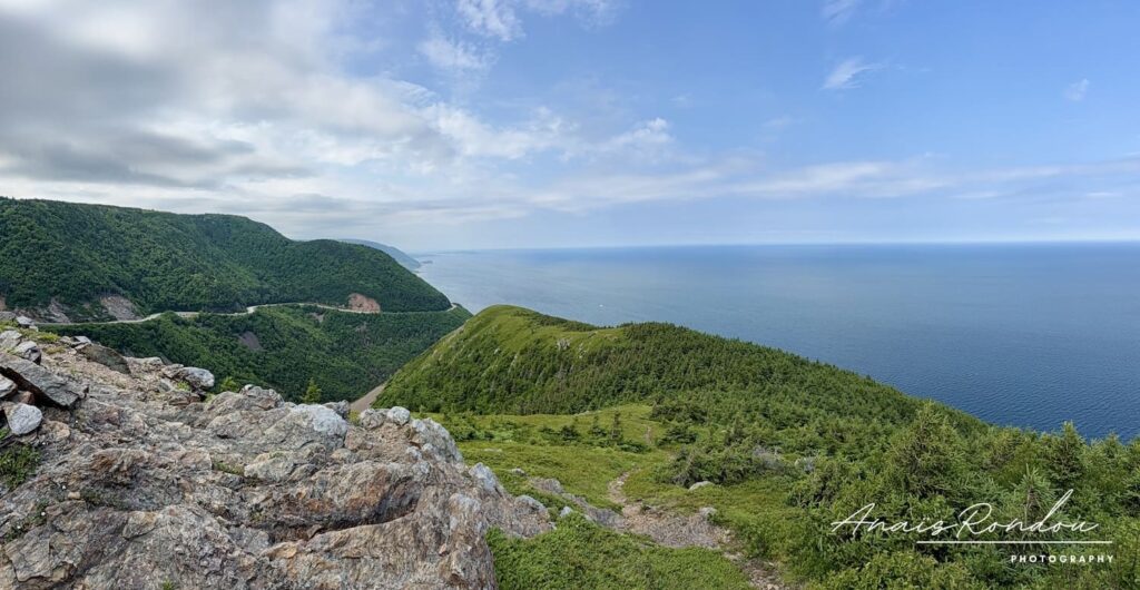Skyline trail au parc des Hautes-Terres-du-Cap-Breton Vue depuis la Skyline Trail et ses montagnes vertes ainsi que sur l'eau au parc des Hautes-Terres-du-Cap-Breton