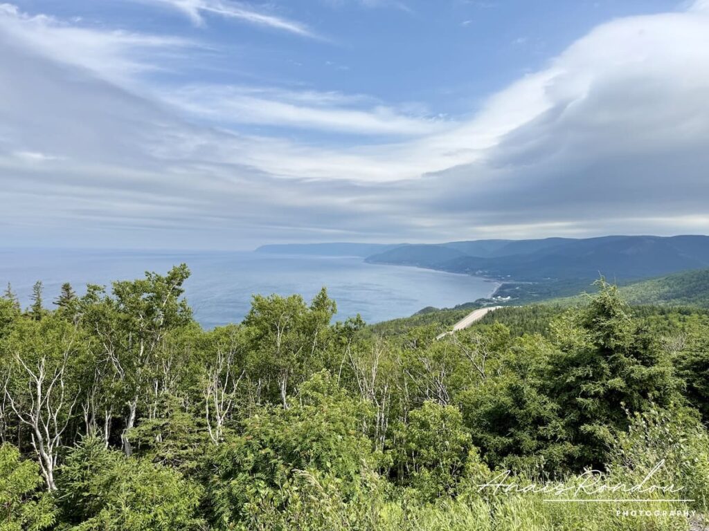 Vue depuis la Cabot Trail sur Pleasant Bay et ses montagnes au parc national des Hautes-Terres-du-Cap-Breton