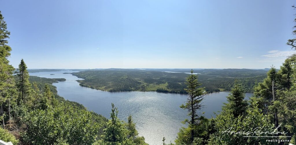 Belvédère sur le lac du sentier Cap-Malady Vue sur un grand lac et des forêts depuis le belvédère du sentier du Cap Malady à Terra-Nova