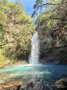 Chute d'eau turquoise nommée la Cangreja au parc Rincon de la Vieja