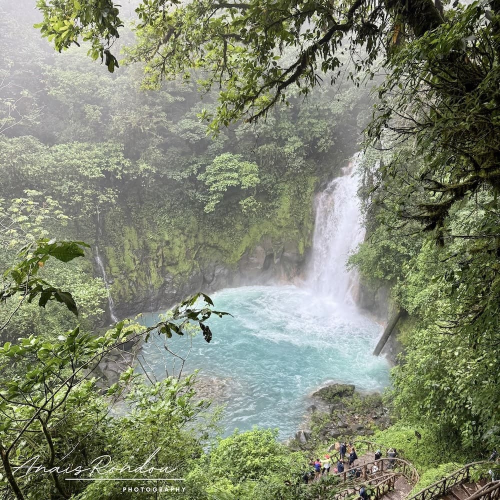 Cascade d'eau turquoise entourée de végétation au Rio Celeste au Costa Rica