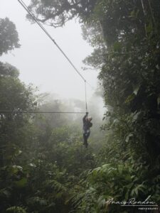 La tyrolienne au coeur de la jungle est une activité incontournable à faire au Costa Rica