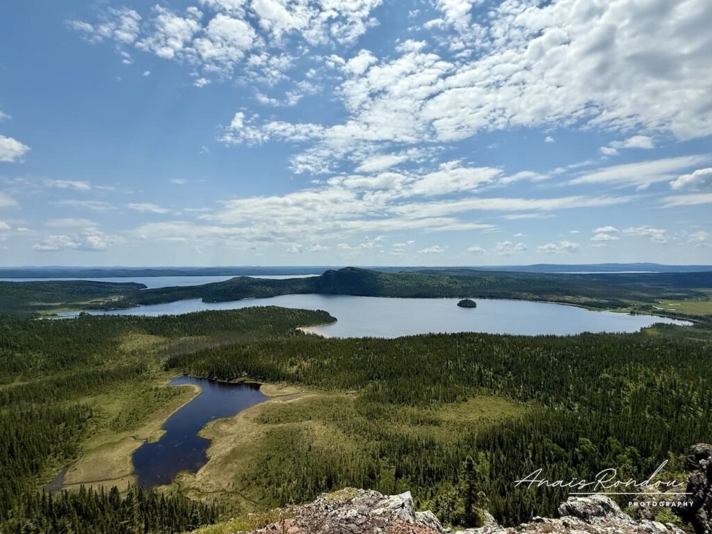 Vue sur lac depuis sentier Colline-Ochre Vue sur des lacs et des collines vertes depuis le sentier de la Colline-Ochre à Terra-Nova