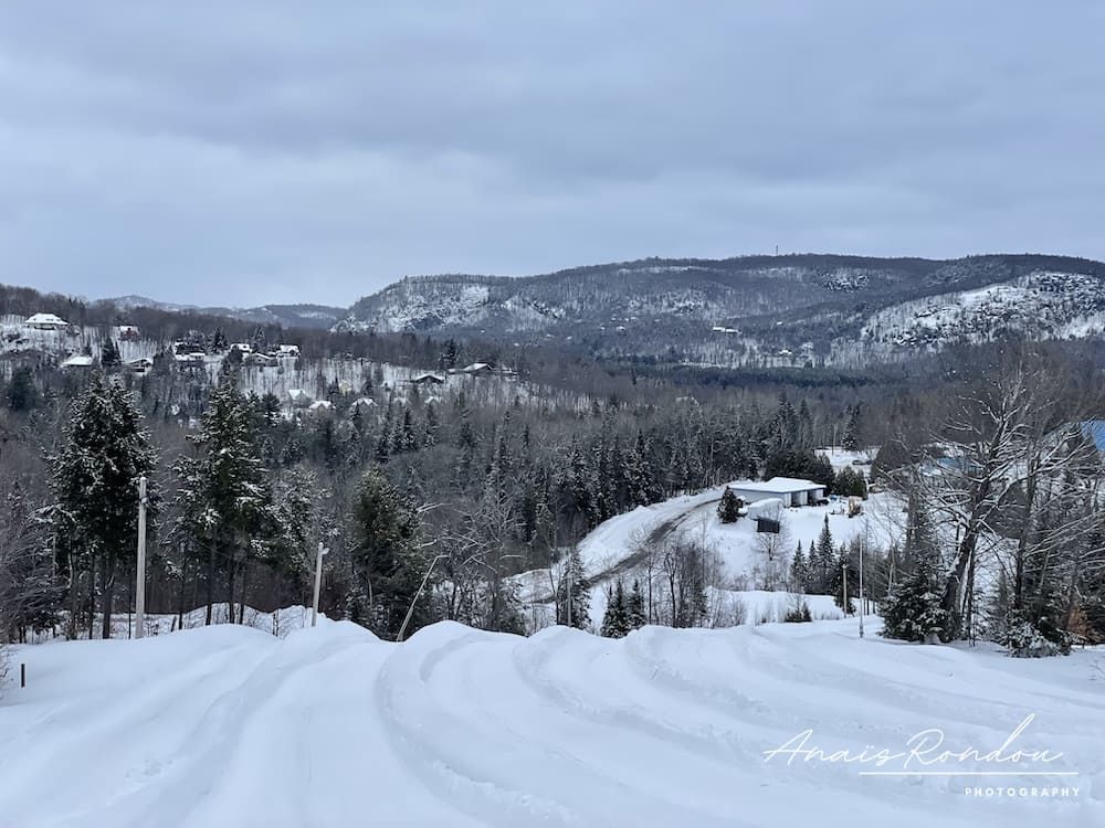 Glissades activité d'hiver au Québec Piste de glissade sur tube au coeur des montagnes enneigées