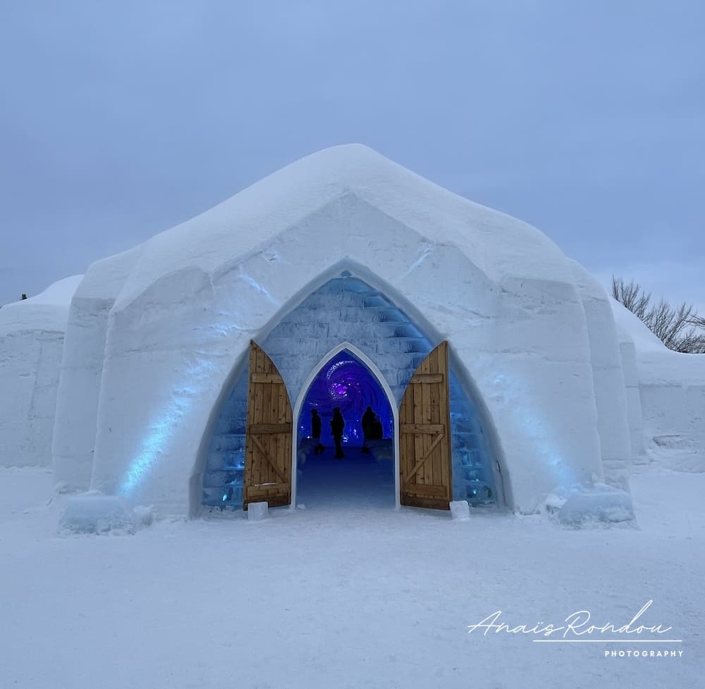 Hôtel de glace en hiver au Québec Entrée de la chapelle de l'hôtel de glace