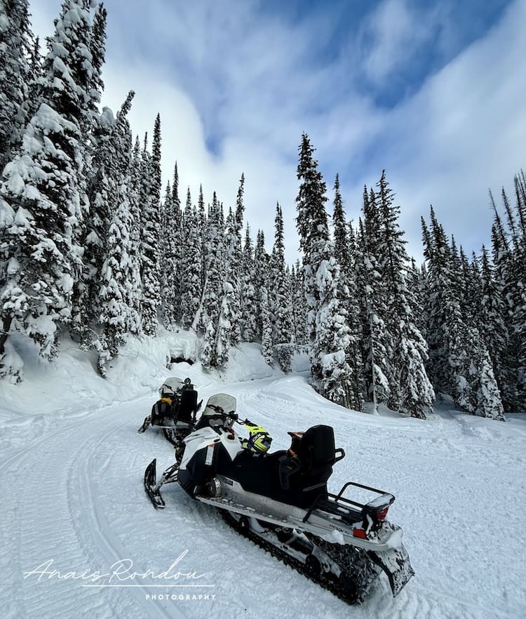 Motoneige activité d'hiver au Québec Motoneige laissée sur un chemin enneigé