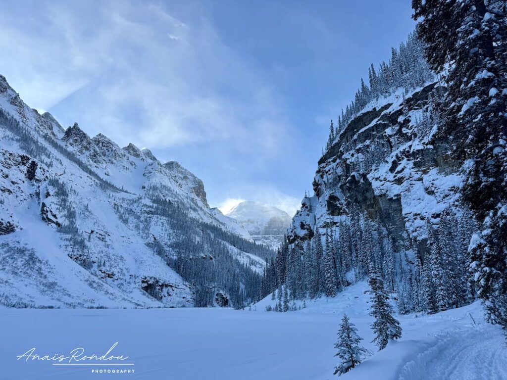 Paysage montagneux enneigé au bout du Lac Louise à Banff