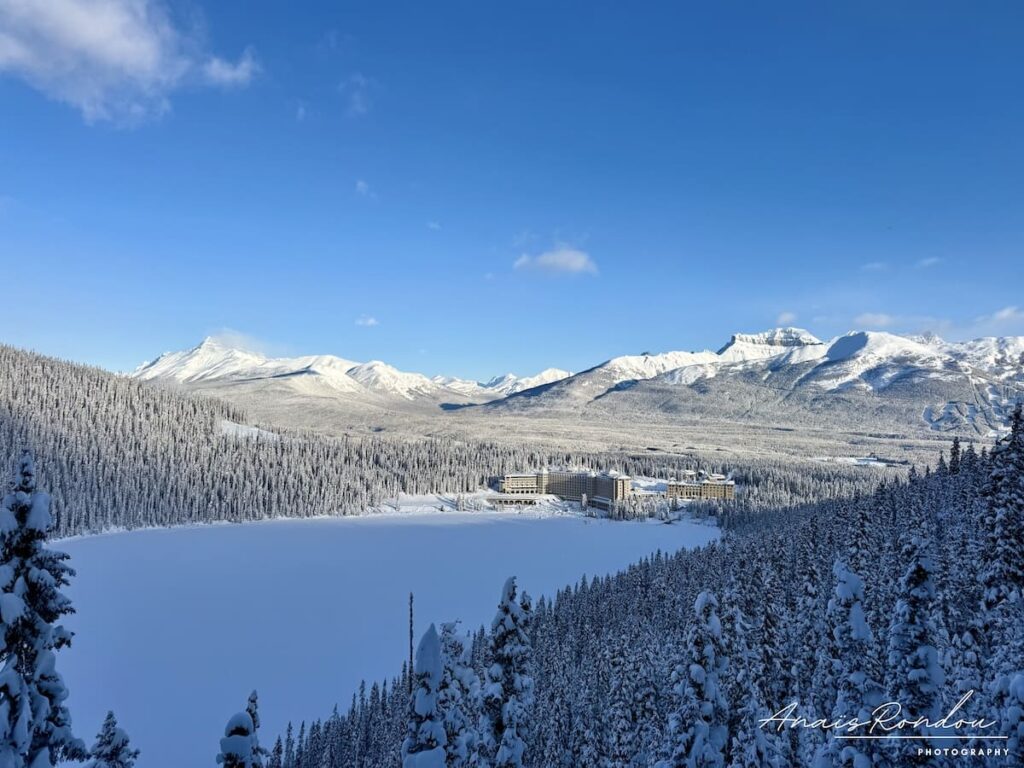 Vue sur le lac Louise sous un ciel bleu depuis le belvédère Fairview