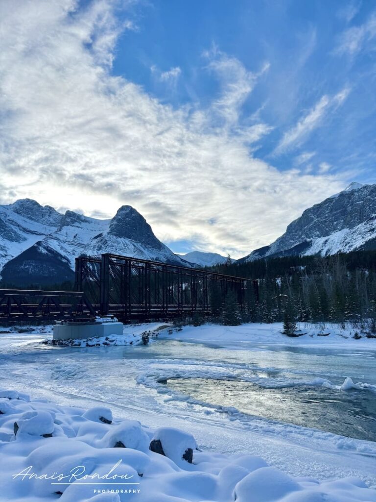 Vieux pont de chemin de fer au milieu des montagnes rocheuses en hiver à Canmore