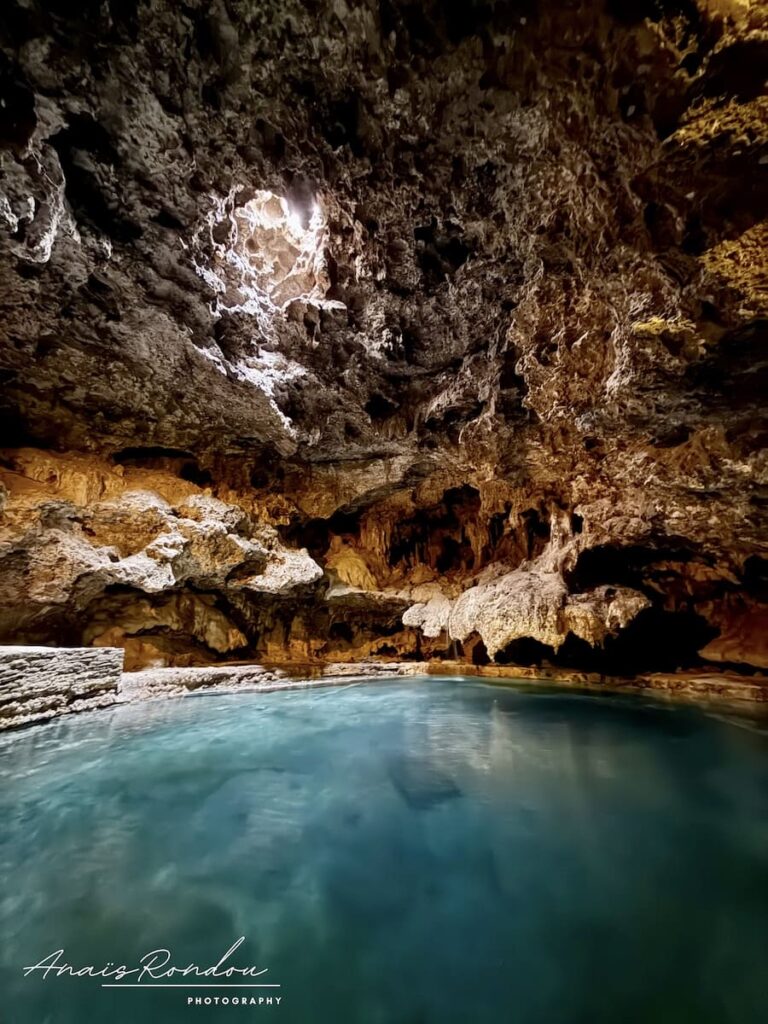 Bassin intérieur au coeur d'une grotte du monument Cave et Basin à Banff