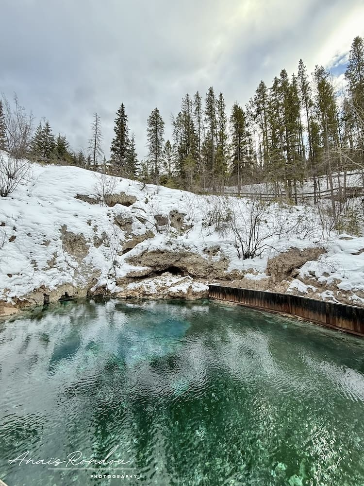 Source d'eau chaude de Cave et Basin à Banff en hiver