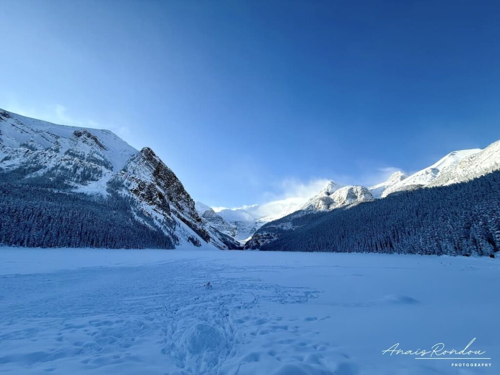 Lac Louise et ses montagnes enneigées en hiver à Banff