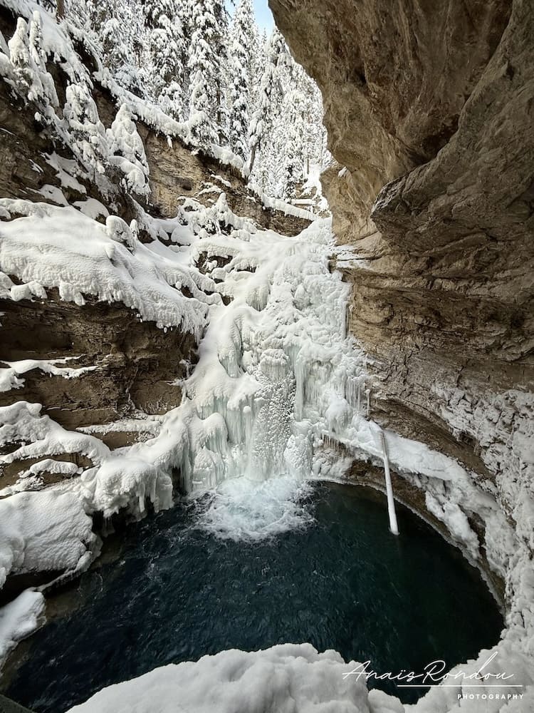 Chutes inférieurs gelées de Johnston Canyon à Banff en hiver