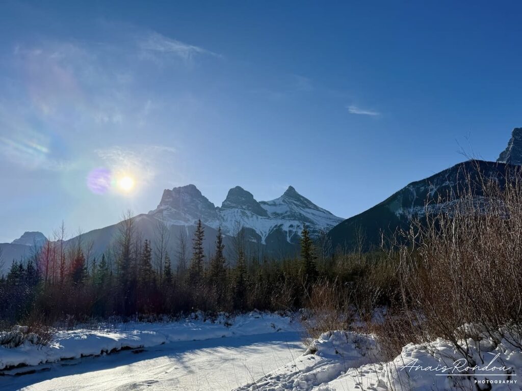 Montagnes Three Sisters Canmore hiver Trois montagnes l'une à côté de l'autre à Canmore nommées les Three Sisters