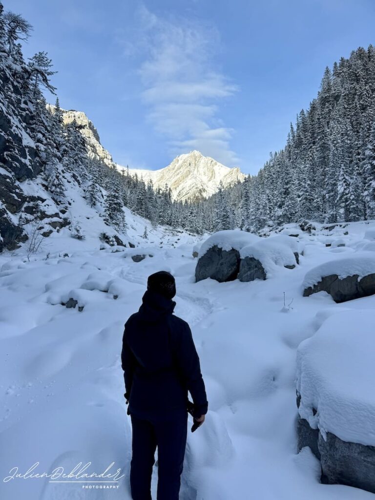 Randonnée au coeur de paysage enneigé au delà de la fin du sentier de Grotto Canyon à Canmore