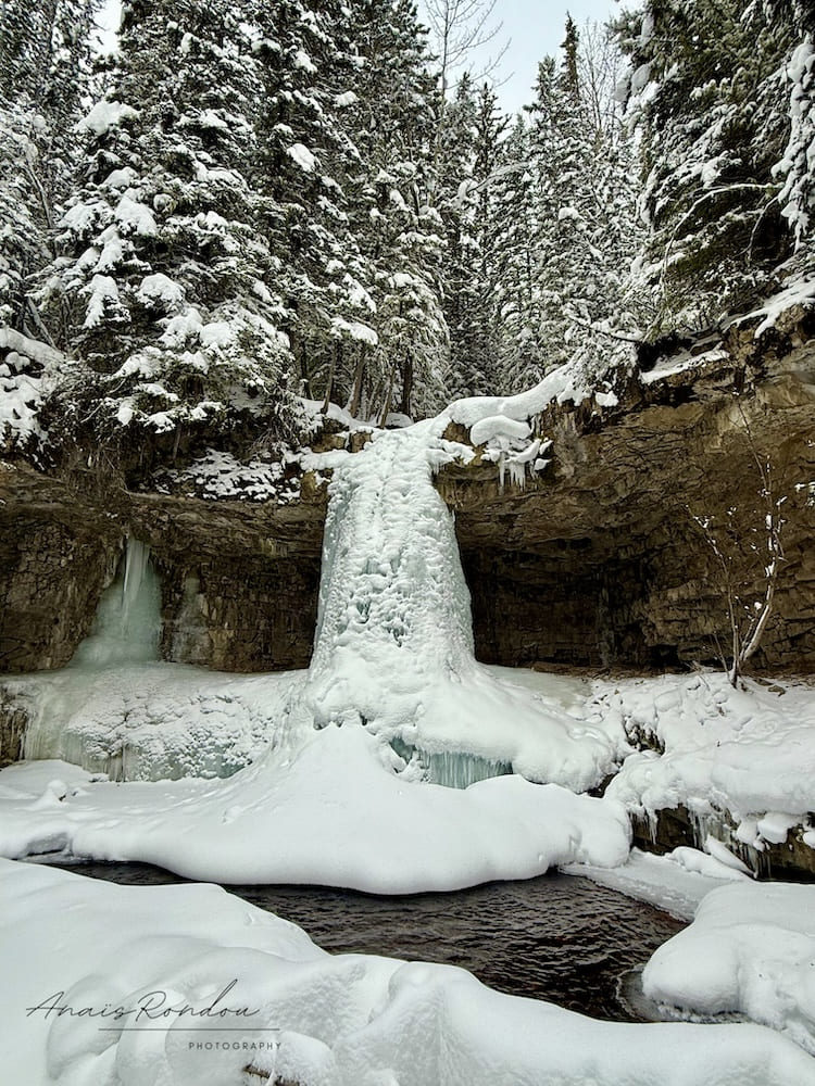 Chutes supérieures de Troll Falls gelées au coeur de parois rocheuses à Kananaskis