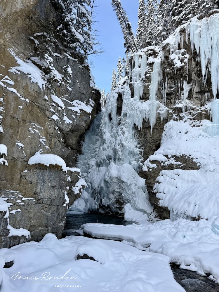 Chute supérieure de Johnston Canyon à Banff gelée en hiver