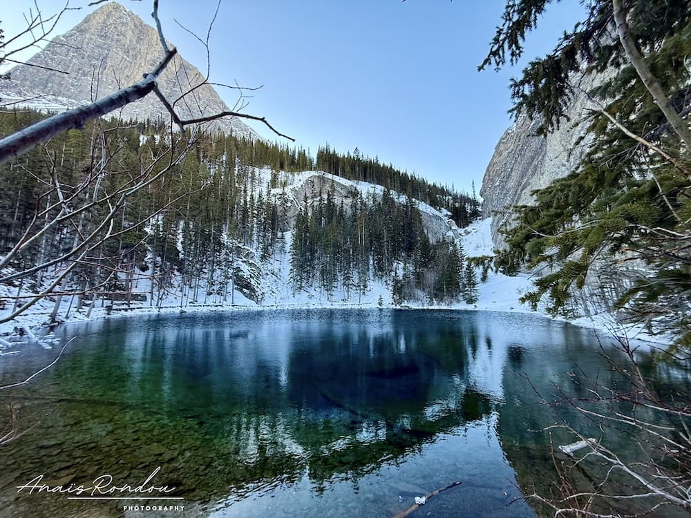 Lac supérieur de Grassi Lakes en hiver avec ses eaux toujours colorées