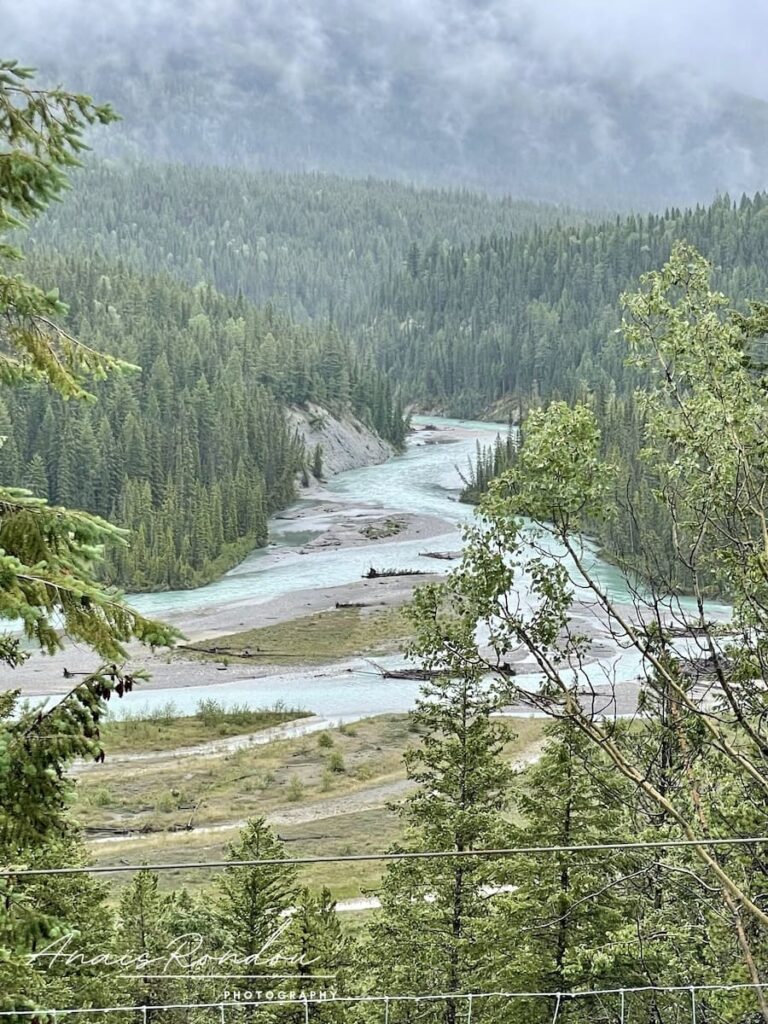 Point de vue sur la Gorge Hector au parc national de Kootenay sous les nuages