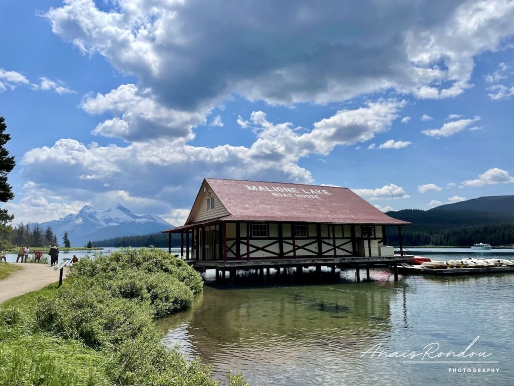 Cabane sur pilotis du lac Maligne au parc national de Jasper