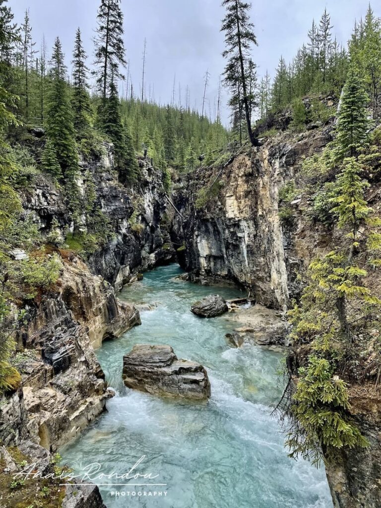 Canyon Marble au parc national de Kootenay avec des eaux bleues entre les roches