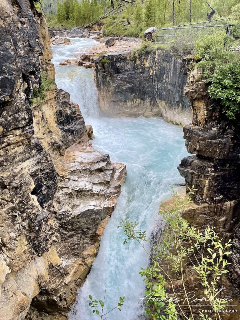 Chute d'eau entre des falaises un peu ocres au Canyon Marble à Kootenay