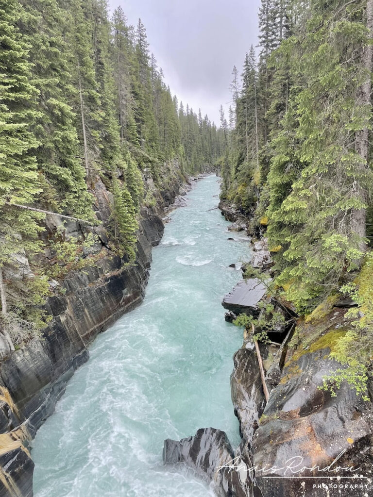 Bas des chutes Numa de couleur bleu qui a creusé son chemin entre les roches