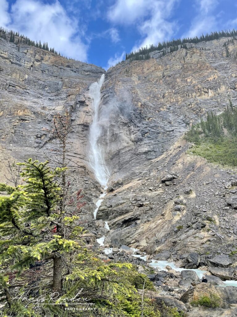 Chutes Takakkaw qui tombe au milieu d'une paroie rocheuse à Yoho National Park