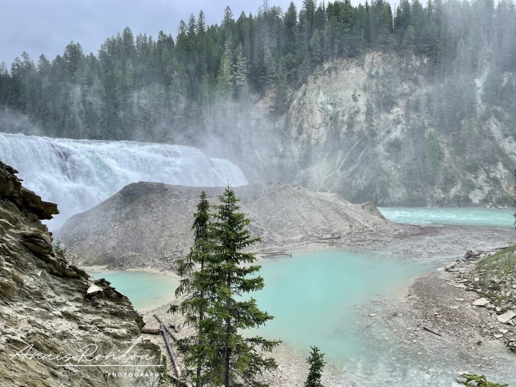Chutes Wapta vue d'en bas avec ses eaux turquoises à Yoho