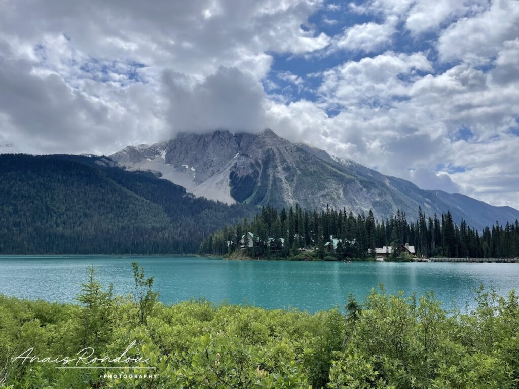 Lac Emeraude avec montagnes et nuages au parc national de Yoho