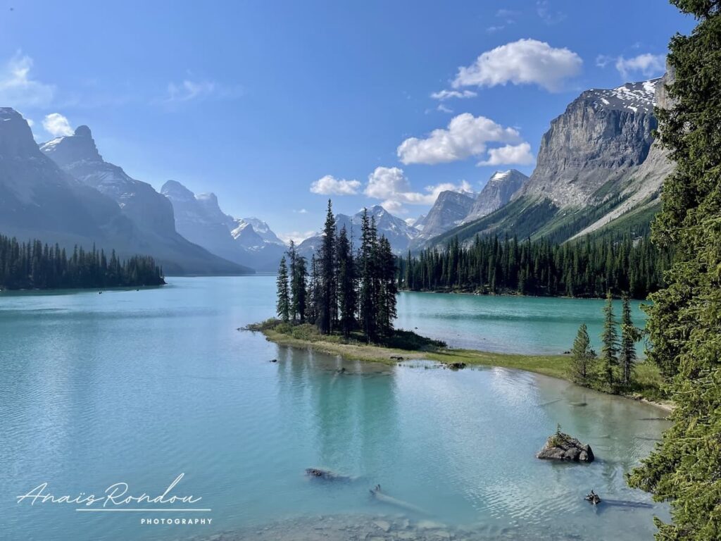 Spirit Island au coeur du lac Maligne d'une couleur bleu turquoise avec des montagnes en arrière plan