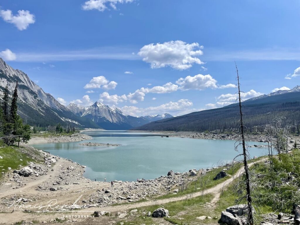 Lac Medicine bordé de montagne et forêts sous un ciel bleu