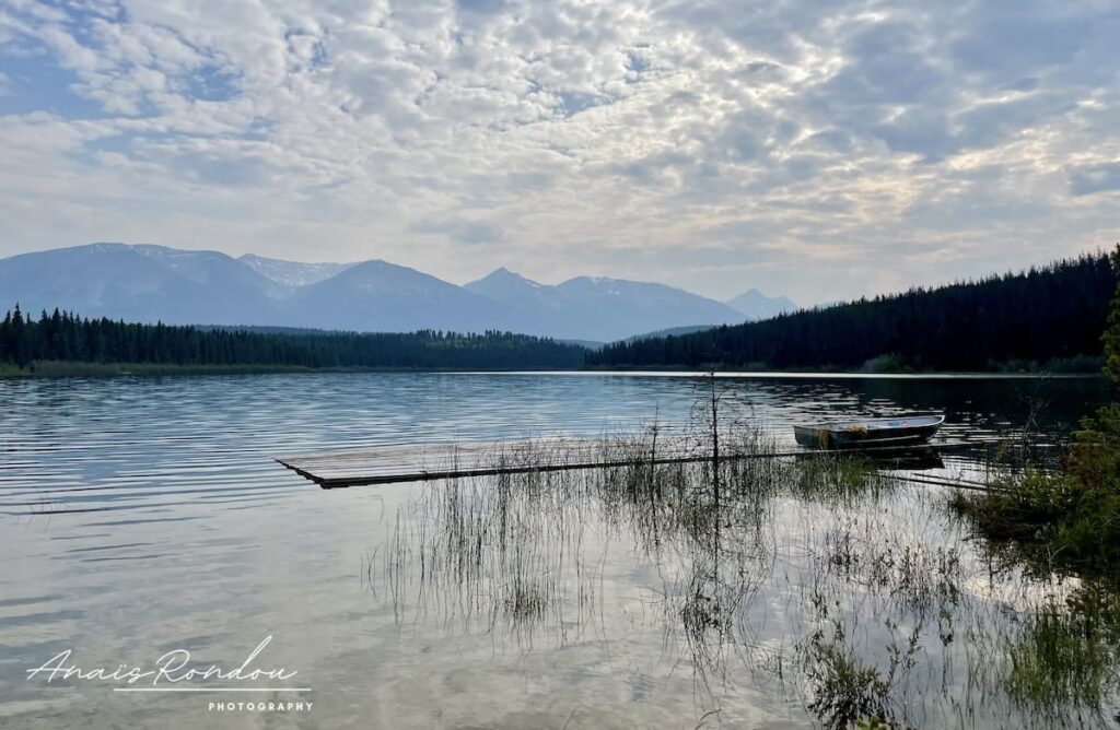 Lac Pyramide avec ponton en bois et petit bateau et montagne en fond
