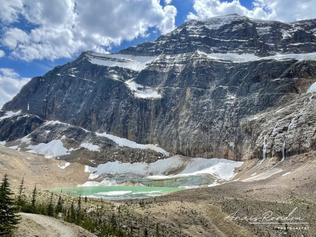 Etang Cavell au Mont Edith Cavell avec montagnes et glaciers autour